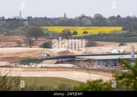 West Hyde, Großbritannien. April 2024. Der HS2 High Speed Rail Chiltern Tunnel South Portal in West Hyde, Hertfordshire, wo sich die HS2 Viaduct Pre Cast Factory befindet. Die beiden Doppelbohrmaschinen Florence und Cecilia, die 2021 vom Standort neben der M25 bei Maple Cross gestartet wurden, haben nun den Tunnelbau der zehn Meilen langen HS2 Chilterns Tunnel abgeschlossen und sind am HS2 North Portal in South Heath, Buckinghamshire, ausgebrochen. Quelle: Maureen McLean/Alamy Live News Stockfoto