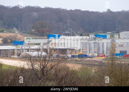 West Hyde, Großbritannien. April 2024. Der HS2 High Speed Rail Chiltern Tunnel South Portal in West Hyde, Hertfordshire, wo sich die HS2 Viaduct Pre Cast Factory befindet. Die beiden Doppelbohrmaschinen Florence und Cecilia, die 2021 vom Standort neben der M25 bei Maple Cross gestartet wurden, haben nun den Tunnelbau der zehn Meilen langen HS2 Chilterns Tunnel abgeschlossen und sind am HS2 North Portal in South Heath, Buckinghamshire, ausgebrochen. Quelle: Maureen McLean/Alamy Live News Stockfoto