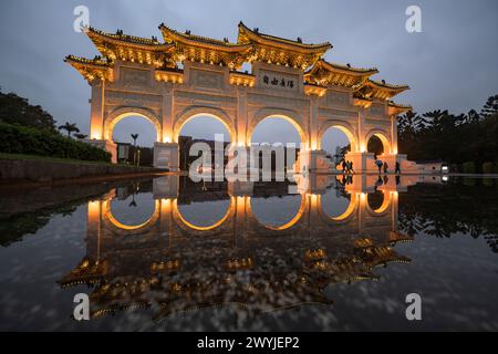 Das Tor des Liberty Square Arch wird nachts beleuchtet Stockfoto