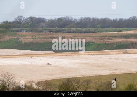 West Hyde, Großbritannien. April 2024. Der HS2 High Speed Rail Chiltern Tunnel South Portal in West Hyde, Hertfordshire, wo sich die HS2 Viaduct Pre Cast Factory befindet. Die beiden Doppelbohrmaschinen Florence und Cecilia, die 2021 vom Standort neben der M25 bei Maple Cross gestartet wurden, haben nun den Tunnelbau der zehn Meilen langen HS2 Chilterns Tunnel abgeschlossen und sind am HS2 North Portal in South Heath, Buckinghamshire, ausgebrochen. Quelle: Maureen McLean/Alamy Live News Stockfoto