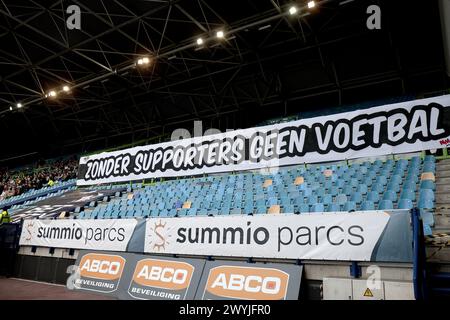 ARNHEM – „ohne Unterstützer kein Fußball“-Banner vor dem niederländischen Eredivisie-Spiel zwischen Vitesse und NEC Nijmegen im Gelredome am 7. April 2024 in Arnheim, Niederlande. ANP JEROEN PUTMANS Credit: ANP/Alamy Live News Stockfoto