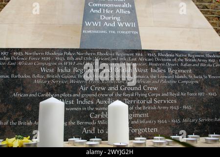 London, Großbritannien. April 2024. Kerzen werden am Black war Memorial am Windrush Square in Brixton gesehen. Anhänger und religiöse Führer versammelten sich am Windrush Square in Brixton, um an die Menschen zu erinnern, die von der harten und unfairen Politik betroffen waren, die 2018 öffentliche Aufmerksamkeit erhielt, und die Regierung sah sich mit Gegenreaktionen über die Behandlung der Windrush-Generation konfrontiert. Quelle: SOPA Images Limited/Alamy Live News Stockfoto