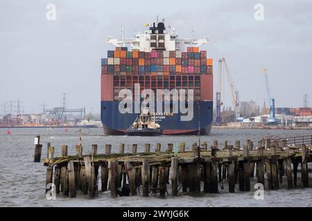 Voll beladenes Containerschiff, das im Hafen von Southampton ankommt Stockfoto