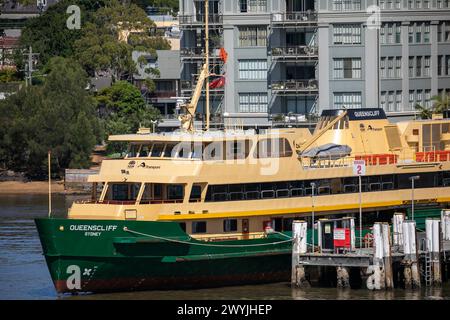 Sydney Ferry, die MV Queenscliff, Süßwasserfähre, die auf der Balmain Werft mit Colgate Palmolive Fabrik dahinter, Sydney, NSW, Australien, liegt Stockfoto