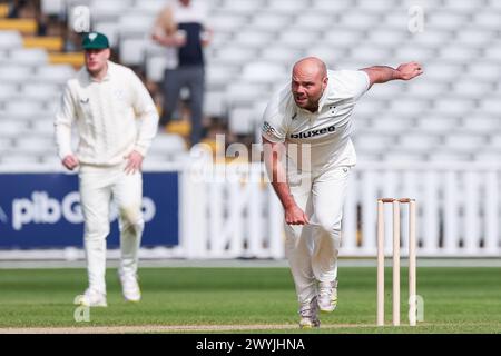 Birmingham, Großbritannien. April 2024. Joe Leach aus Worcestershire in Action beim Bowling am 3. Tag des Spiels der Vitality County Championship Division 1 zwischen Warwickshire CCC und Worcestershire CCC am 7. April 2024 im Edgbaston Cricket Ground, Birmingham, England. Foto von Stuart Leggett. Nur redaktionelle Verwendung, Lizenz für kommerzielle Nutzung erforderlich. Keine Verwendung bei Wetten, Spielen oder Publikationen eines einzelnen Clubs/einer Liga/eines Spielers. Quelle: UK Sports Pics Ltd/Alamy Live News Stockfoto