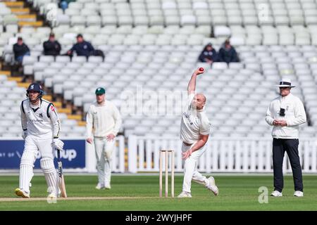 Birmingham, Großbritannien. April 2024. Joe Leach aus Worcestershire in Action beim Bowling am 3. Tag des Spiels der Vitality County Championship Division 1 zwischen Warwickshire CCC und Worcestershire CCC am 7. April 2024 im Edgbaston Cricket Ground, Birmingham, England. Foto von Stuart Leggett. Nur redaktionelle Verwendung, Lizenz für kommerzielle Nutzung erforderlich. Keine Verwendung bei Wetten, Spielen oder Publikationen eines einzelnen Clubs/einer Liga/eines Spielers. Quelle: UK Sports Pics Ltd/Alamy Live News Stockfoto