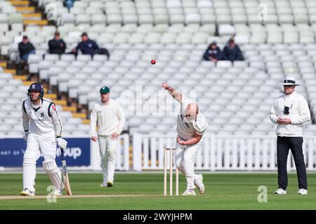 Birmingham, Großbritannien. April 2024. Joe Leach aus Worcestershire in Action beim Bowling am 3. Tag des Spiels der Vitality County Championship Division 1 zwischen Warwickshire CCC und Worcestershire CCC am 7. April 2024 im Edgbaston Cricket Ground, Birmingham, England. Foto von Stuart Leggett. Nur redaktionelle Verwendung, Lizenz für kommerzielle Nutzung erforderlich. Keine Verwendung bei Wetten, Spielen oder Publikationen eines einzelnen Clubs/einer Liga/eines Spielers. Quelle: UK Sports Pics Ltd/Alamy Live News Stockfoto