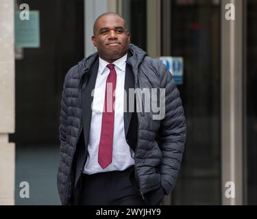 London, England, Großbritannien. April 2024. Der Außenminister DAVID LAMMY verlässt die BBC Studios nach seinem Auftritt am Sonntag mit Laura Kuenssberg. (Kreditbild: © Thomas Krych/ZUMA Press Wire) NUR REDAKTIONELLE VERWENDUNG! Nicht für kommerzielle ZWECKE! Stockfoto