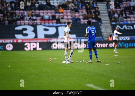 DW Stadium, Wigan, Großbritannien, 6. April 2024. Storm Kathleen hinterlässt während des Spiels der EFL League One zwischen Wigan Athletic und Port Vale ein Meer voller Müll auf dem Spielfeld. Quelle: Tom Green/Alamy Live News Stockfoto