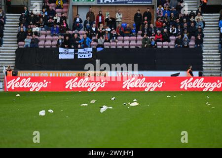 DW Stadium, Wigan, Großbritannien, 6. April 2024. Storm Kathleen hinterlässt während des Spiels der EFL League One zwischen Wigan Athletic und Port Vale ein Meer voller Müll auf dem Spielfeld. Quelle: Tom Green/Alamy Live News Stockfoto