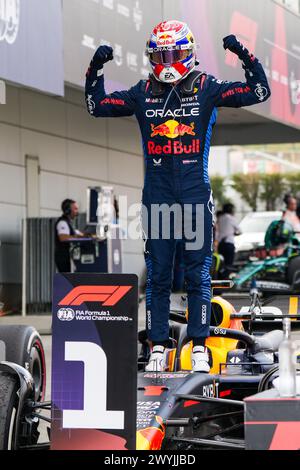 Suzuka, Japan. April 2024. Red Bull Pilot Max Verstappen aus den Niederlanden feiert nach dem Großen Preis von Japan in der Formel 1 auf dem Suzuka Circuit am 7. April 2024 in Suzuka, Japan. Quelle: Zhang Xiaoyu/Xinhua/Alamy Live News Stockfoto