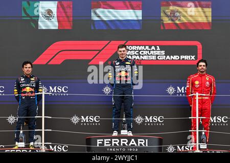 Suzuka, Japan. April 2024. Der zweitplatzierte Red Bull-Fahrer Sergio Perez aus Mexiko, der erste Red Bull-Fahrer Max Verstappen aus den Niederlanden und der drittplatzierte Ferrari-Fahrer Carlos Sainz aus Spanien (von L nach R) posieren während der Preisverleihung für den Großen Preis der Formel 1 in Japan auf dem Suzuka Circuit in Suzuka. Japan, 7. April 2024. Quelle: Song Haiyuan/Xinhua/Alamy Live News Stockfoto