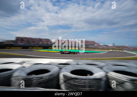 Suzuka, Japan. April 2024. Der Red Bull-Pilot Max Verstappen aus den Niederlanden tritt am 7. April 2024 beim Großen Preis von Japan auf dem Suzuka Circuit in Suzuka an. Quelle: Zhang Xiaoyu/Xinhua/Alamy Live News Stockfoto