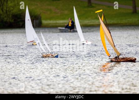 Köln, Deutschland. April 2024. Ferngesteuerte Modellsegelboote segeln auf dem Fühlinger See. Quelle: Thomas Banneyer/dpa/Alamy Live News Stockfoto