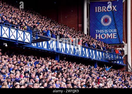 Fans der Rangers während des Cinch Premiership Matches im Ibrox Stadium, Glasgow. Bilddatum: Sonntag, 7. April 2024. Stockfoto