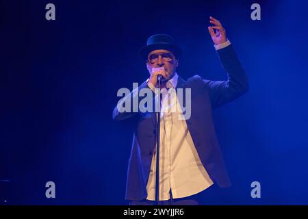 Bergen, Norwegen. April 2024. Der französische Sänger und ehemalige Fußballspieler Eric Cantona spielt das Live-Konzert Cantona singt Eric im Forum Scene in Bergen. (Foto: Gonzales Photo - Jarle H. Moe). Stockfoto