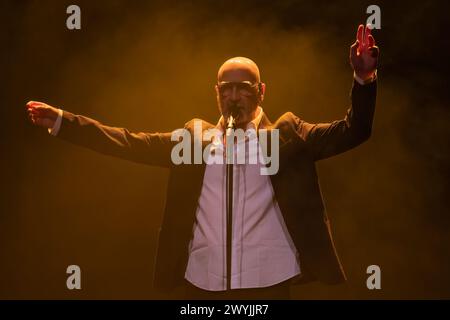 Bergen, Norwegen. April 2024. Der französische Sänger und ehemalige Fußballspieler Eric Cantona spielt das Live-Konzert Cantona singt Eric im Forum Scene in Bergen. (Foto: Gonzales Photo - Jarle H. Moe). Stockfoto