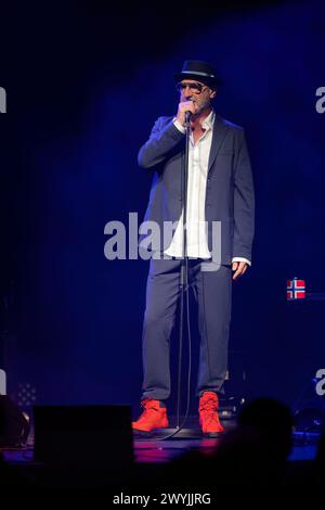 Bergen, Norwegen. April 2024. Der französische Sänger und ehemalige Fußballspieler Eric Cantona spielt das Live-Konzert Cantona singt Eric im Forum Scene in Bergen. (Foto: Gonzales Photo - Jarle H. Moe). Stockfoto