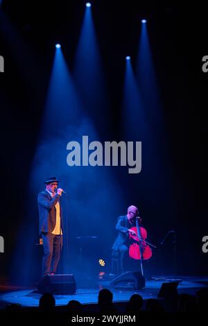 Bergen, Norwegen. April 2024. Der französische Sänger und ehemalige Fußballspieler Eric Cantona spielt das Live-Konzert Cantona singt Eric im Forum Scene in Bergen. (Foto: Gonzales Photo - Jarle H. Moe). Stockfoto