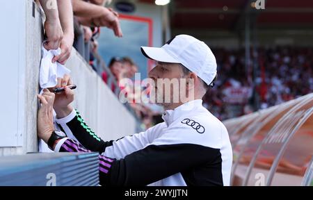 HEIDENHEIM, DEUTSCHLAND - 06. APRIL: Trainer Thomas Tuchel von Bayern München vor dem Bundesliga-Spiel zwischen 1. FC Heidenheim 1846 und FC Bayern München in der Voith-Arena am 06. April 2024 in Heidenheim. © diebilderwelt / Alamy Stock © diebilderwelt / Alamy Stock Stockfoto