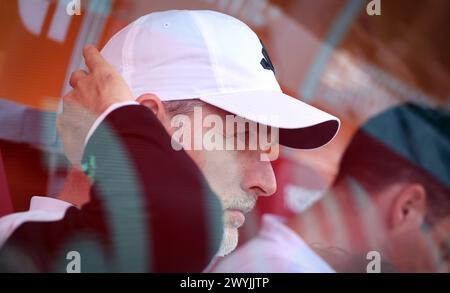 HEIDENHEIM, DEUTSCHLAND - 06. APRIL: Trainer Thomas Tuchel von Bayern München vor dem Bundesliga-Spiel zwischen 1. FC Heidenheim 1846 und FC Bayern München in der Voith-Arena am 06. April 2024 in Heidenheim. © diebilderwelt / Alamy Stock © diebilderwelt / Alamy Stock Stockfoto