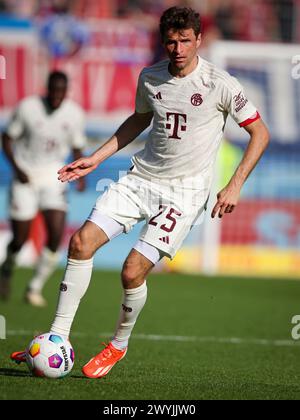 HEIDENHEIM, DEUTSCHLAND - 06. APRIL: Thomas Müller von Bayern München läuft mit einem Ball während des Bundesliga-Spiels zwischen 1. FC Heidenheim 1846 und FC Bayern München in der Voith-Arena am 06. April 2024 in Heidenheim. © diebilderwelt / Alamy Stock © diebilderwelt / Alamy Stock Stockfoto