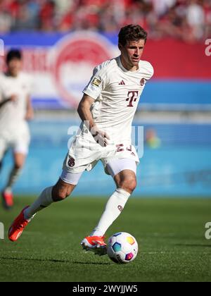 HEIDENHEIM, DEUTSCHLAND - 06. APRIL: Thomas Müller von Bayern München läuft mit einem Ball während des Bundesliga-Spiels zwischen 1. FC Heidenheim 1846 und FC Bayern München in der Voith-Arena am 06. April 2024 in Heidenheim. © diebilderwelt / Alamy Stock © diebilderwelt / Alamy Stock Stockfoto