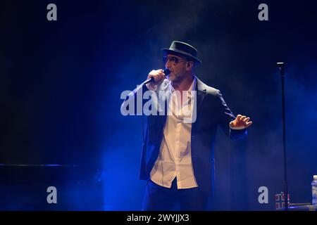 Bergen, Norwegen. April 2024. Der französische Sänger und ehemalige Fußballspieler Eric Cantona spielt das Live-Konzert Cantona singt Eric im Forum Scene in Bergen. (Foto: Gonzales Photo - Jarle H. Moe). Stockfoto