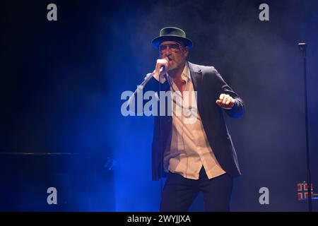 Bergen, Norwegen. April 2024. Der französische Sänger und ehemalige Fußballspieler Eric Cantona spielt das Live-Konzert Cantona singt Eric im Forum Scene in Bergen. (Foto: Gonzales Photo - Jarle H. Moe). Stockfoto