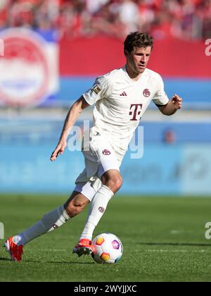 HEIDENHEIM, DEUTSCHLAND - 06. APRIL: Thomas Müller von Bayern München läuft mit einem Ball während des Bundesliga-Spiels zwischen 1. FC Heidenheim 1846 und FC Bayern München in der Voith-Arena am 06. April 2024 in Heidenheim. © diebilderwelt / Alamy Stock © diebilderwelt / Alamy Stock Stockfoto