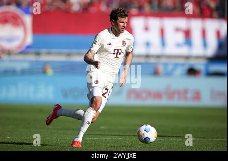 HEIDENHEIM, DEUTSCHLAND - 06. APRIL: Thomas Müller von Bayern München läuft mit einem Ball während des Bundesliga-Spiels zwischen 1. FC Heidenheim 1846 und FC Bayern München in der Voith-Arena am 06. April 2024 in Heidenheim. © diebilderwelt / Alamy Stock © diebilderwelt / Alamy Stock Stockfoto