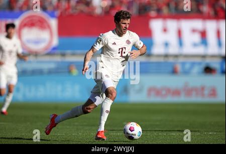 HEIDENHEIM, DEUTSCHLAND - 06. APRIL: Thomas Müller von Bayern München läuft mit einem Ball während des Bundesliga-Spiels zwischen 1. FC Heidenheim 1846 und FC Bayern München in der Voith-Arena am 06. April 2024 in Heidenheim. © diebilderwelt / Alamy Stock © diebilderwelt / Alamy Stock Stockfoto