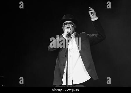 Bergen, Norwegen. April 2024. Der französische Sänger und ehemalige Fußballspieler Eric Cantona spielt das Live-Konzert Cantona singt Eric im Forum Scene in Bergen. (Foto: Gonzales Photo - Jarle H. Moe). Stockfoto