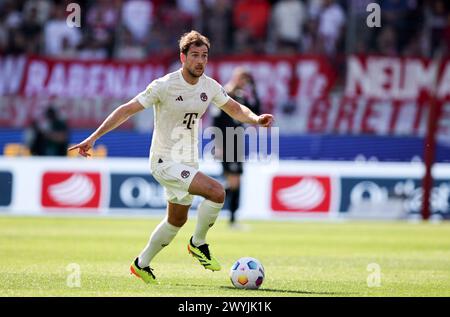 HEIDENHEIM, DEUTSCHLAND - 06. APRIL: Leon Goretzka von Bayern München läuft mit einem Ball während des Bundesliga-Spiels zwischen 1. FC Heidenheim 1846 und FC Bayern München in der Voith-Arena am 06. April 2024 in Heidenheim. © diebilderwelt / Alamy Stock © diebilderwelt / Alamy Stock Stockfoto