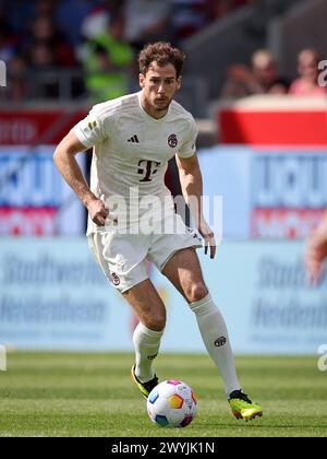 HEIDENHEIM, DEUTSCHLAND - 06. APRIL: Leon Goretzka von Bayern München läuft mit einem Ball während des Bundesliga-Spiels zwischen 1. FC Heidenheim 1846 und FC Bayern München in der Voith-Arena am 06. April 2024 in Heidenheim. © diebilderwelt / Alamy Stock © diebilderwelt / Alamy Stock Stockfoto