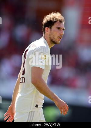 HEIDENHEIM, DEUTSCHLAND - 06. APRIL: Leon Goretzka von Bayern München schaut beim Bundesliga-Spiel zwischen 1. FC Heidenheim 1846 und FC Bayern München in der Voith-Arena am 06. April 2024 in Heidenheim. © diebilderwelt / Alamy Stock © diebilderwelt / Alamy Stock Stockfoto