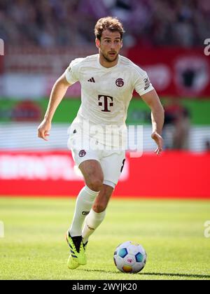 HEIDENHEIM, DEUTSCHLAND - 06. APRIL: Leon Goretzka von Bayern München läuft mit einem Ball während des Bundesliga-Spiels zwischen 1. FC Heidenheim 1846 und FC Bayern München in der Voith-Arena am 06. April 2024 in Heidenheim. © diebilderwelt / Alamy Stock © diebilderwelt / Alamy Stock Stockfoto