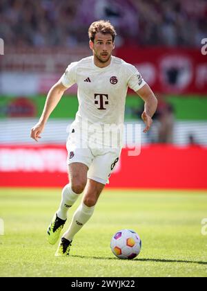 HEIDENHEIM, DEUTSCHLAND - 06. APRIL: Leon Goretzka von Bayern München läuft mit einem Ball während des Bundesliga-Spiels zwischen 1. FC Heidenheim 1846 und FC Bayern München in der Voith-Arena am 06. April 2024 in Heidenheim. © diebilderwelt / Alamy Stock © diebilderwelt / Alamy Stock Stockfoto