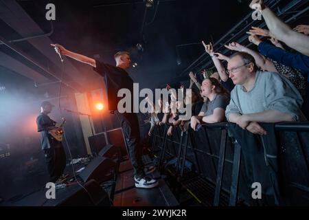 Bergen, Norwegen. April 2024. Die englische Indie-Rock-Band The Reytons gibt ein Live-Konzert im Kulturhuset in Bergen. Hier ist Sänger Jonny Yerrell live auf der Bühne zu sehen. (Foto: Gonzales Photo - Jarle H. Moe). Stockfoto