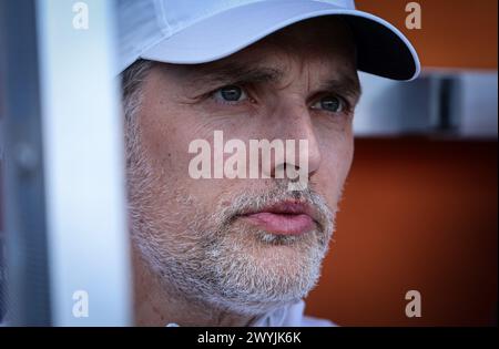 HEIDENHEIM, DEUTSCHLAND - 06. APRIL: Trainer Thomas Tuchel von Bayern Muenchen blickt auf das Vorspiel der Bundesliga zwischen 1. APRIL. FC Heidenheim 1846 und FC Bayern München in der Voith-Arena am 06. April 2024 in Heidenheim. © diebilderwelt / Alamy Stock © diebilderwelt / Alamy Stock Stockfoto