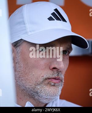 HEIDENHEIM, DEUTSCHLAND - 06. APRIL: Trainer Thomas Tuchel von Bayern Muenchen blickt auf das Vorspiel der Bundesliga zwischen 1. APRIL. FC Heidenheim 1846 und FC Bayern München in der Voith-Arena am 06. April 2024 in Heidenheim. © diebilderwelt / Alamy Stock © diebilderwelt / Alamy Stock Stockfoto