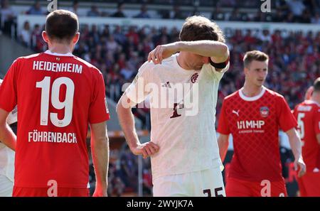 HEIDENHEIM, DEUTSCHLAND - 06. APRIL: Thomas Müller von Bayern Muenchen reagiert während des Bundesliga-Spiels zwischen 1. APRIL. FC Heidenheim 1846 und FC Bayern München in der Voith-Arena am 06. April 2024 in Heidenheim. © diebilderwelt / Alamy Stock © diebilderwelt / Alamy Stock Stockfoto