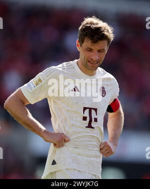 HEIDENHEIM, DEUTSCHLAND - 06. APRIL: Thomas Müller von Bayern Muenchen reagiert während des Bundesliga-Spiels zwischen 1. APRIL. FC Heidenheim 1846 und FC Bayern München in der Voith-Arena am 06. April 2024 in Heidenheim. © diebilderwelt / Alamy Stock © diebilderwelt / Alamy Stock Stockfoto