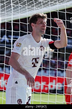 HEIDENHEIM, DEUTSCHLAND - 06. APRIL: Thomas Müller von Bayern Muenchen reagiert während des Bundesliga-Spiels zwischen 1. APRIL. FC Heidenheim 1846 und FC Bayern München in der Voith-Arena am 06. April 2024 in Heidenheim. © diebilderwelt / Alamy Stock © diebilderwelt / Alamy Stock Stockfoto