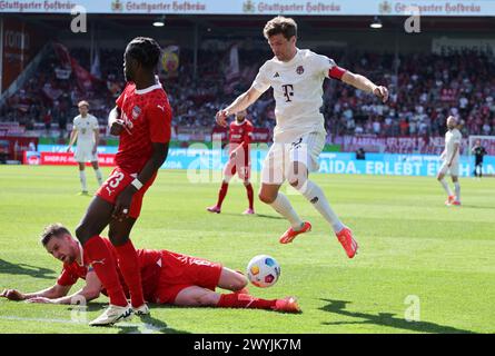 HEIDENHEIM, DEUTSCHLAND - 06. APRIL: Thomas Müller von Bayern München streitet sich mit Omar Haktab Traore vom FC Heidenheim während des Bundesliga-Spiels zwischen 1. FC Heidenheim 1846 und FC Bayern München in der Voith-Arena am 06. April 2024 in Heidenheim. © diebilderwelt / Alamy Stock © diebilderwelt / Alamy Stock Stockfoto