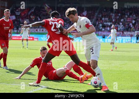 HEIDENHEIM, DEUTSCHLAND - 06. APRIL: Thomas Müller von Bayern München streitet sich mit Omar Haktab Traore vom FC Heidenheim während des Bundesliga-Spiels zwischen 1. FC Heidenheim 1846 und FC Bayern München in der Voith-Arena am 06. April 2024 in Heidenheim. © diebilderwelt / Alamy Stock © diebilderwelt / Alamy Stock Stockfoto