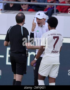 HEIDENHEIM, DEUTSCHLAND - 06. APRIL: Trainer Thomas Tuchel von Bayern Muenchen tritt während des Bundesliga-Spiels zwischen 1. FC Heidenheim 1846 und FC Bayern München in der Voith-Arena am 06. April 2024 in Heidenheim. © diebilderwelt / Alamy Stock © diebilderwelt / Alamy Stock Stockfoto