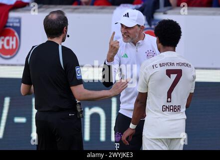 HEIDENHEIM, DEUTSCHLAND - 06. APRIL: Trainer Thomas Tuchel von Bayern Muenchen tritt während des Bundesliga-Spiels zwischen 1. FC Heidenheim 1846 und FC Bayern München in der Voith-Arena am 06. April 2024 in Heidenheim. © diebilderwelt / Alamy Stock © diebilderwelt / Alamy Stock Stockfoto