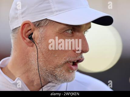 HEIDENHEIM, DEUTSCHLAND - 06. APRIL: Trainer Thomas Tuchel von Bayern München vor dem Bundesliga-Spiel zwischen 1. FC Heidenheim 1846 und FC Bayern München in der Voith-Arena am 06. April 2024 in Heidenheim. © diebilderwelt / Alamy Stock © diebilderwelt / Alamy Stock Stockfoto