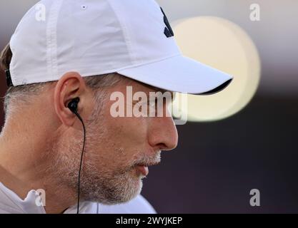 HEIDENHEIM, DEUTSCHLAND - 06. APRIL: Trainer Thomas Tuchel von Bayern München vor dem Bundesliga-Spiel zwischen 1. FC Heidenheim 1846 und FC Bayern München in der Voith-Arena am 06. April 2024 in Heidenheim. © diebilderwelt / Alamy Stock © diebilderwelt / Alamy Stock Stockfoto